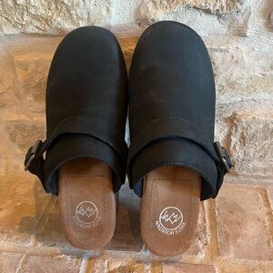 White Mountain Shoes Being Leather Clog